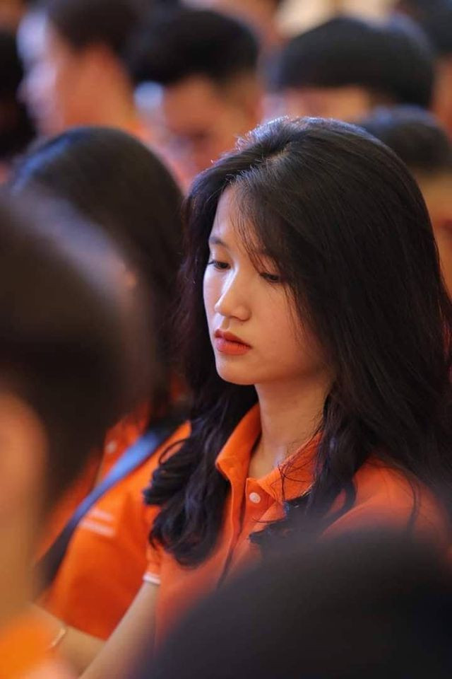 Kim Ánh có sở trường múa hát và rất thích chụp ảnh.