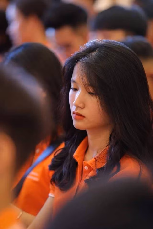 Kim Ánh có sở trường múa hát và rất thích chụp ảnh.