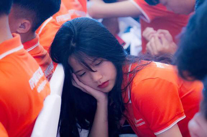 Mới đây, trên các fanpage chia sẻ rầm rộ hình ảnh nữ sinh mặc áo đồng phục màu cam, chống tay ngồi ngủ gật trên ghế với dòng chú thích: "Ngày đầu tiên nhập học" thu hút sự nhiều người chú ý.