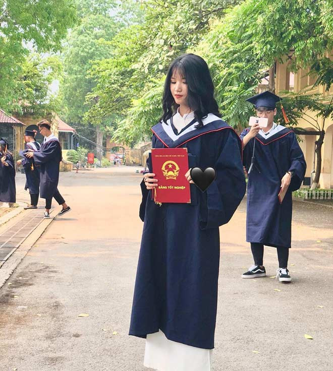 Bên cạnh đó, Kim Ánh cũng đính chính rằng trong khoảnh khắc đó mình không hề ngủ gật mà vì nhà xa trường, lại đi từ sáng sớm nên đói và hơi mỏi nên mới dựa vào lưng vào ghế đằng trước rồi mắt nhìn xuống đất.