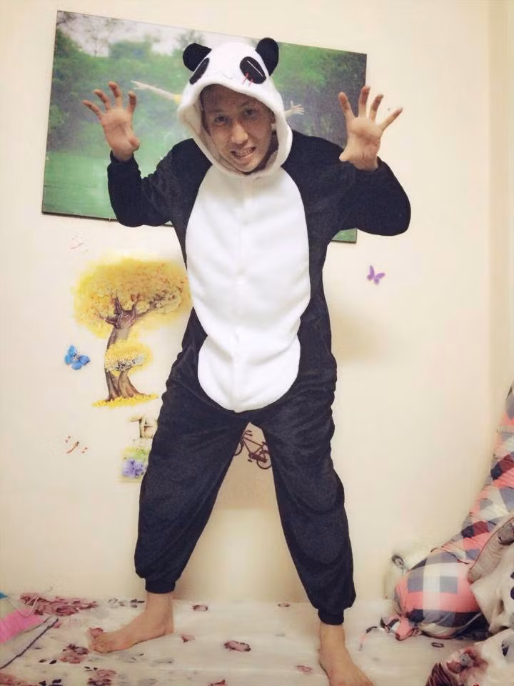 Đôi lúc, cầu thủ này còn hóa thành những chú gấu panda với độ quần áo bằng nỉ hết sức tinh nghịch.