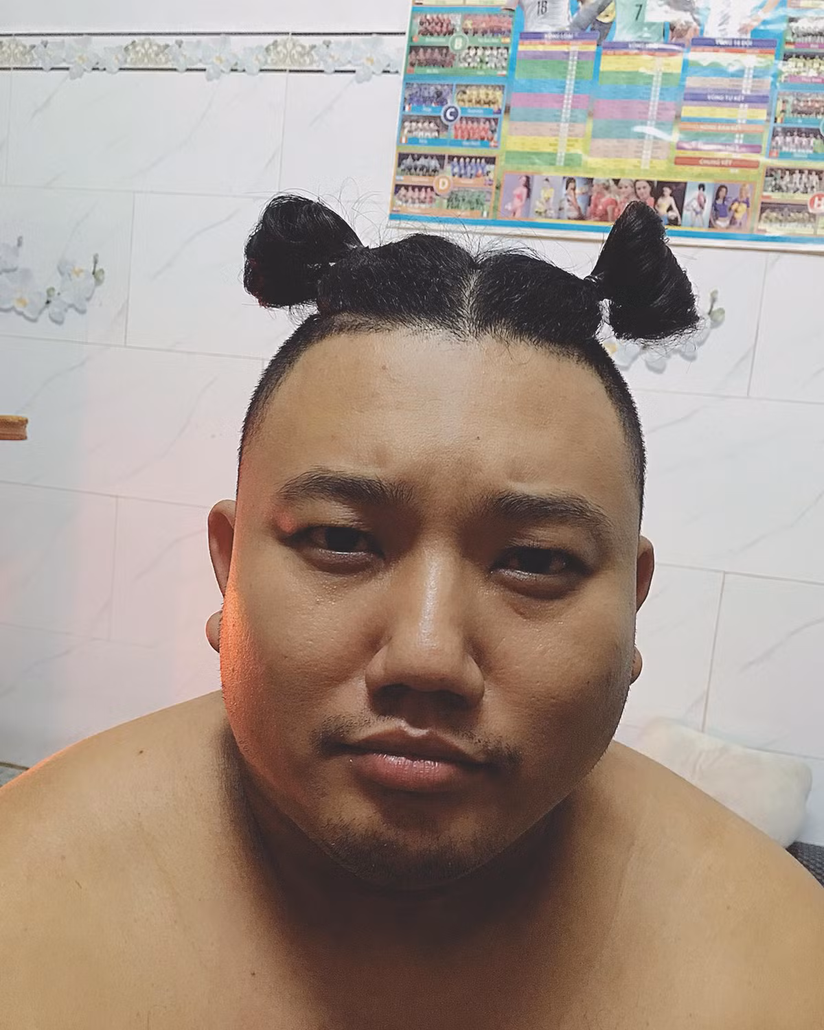 Loạt ảnh giúp chồng đổi kiểu tóc đang thu hút rất nhiều sự quan tâm của dân mạng, những bức ảnh liên tục được các chị em chia sẻ cho chồng và người yêu kèm theo dòng tin nhắn: "Tối nay mình chơi trò này anh nhé!" Cảm nhận chung của các anh em, đó là lo lắng, sợ hãi khi tối nay mình sẽ trở thành "trò mua vui".