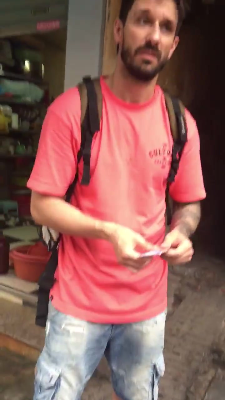 Chiều ngày 17/7 trên mạng xã hội, dân mạng truyền tay nhau đoạn clip và những bức ảnh liên quan đến vụ việc một du khách Tây bị một người lái xích lô Việt "lừa" trả lại tiền thừa bằng tiền âm phủ khiến nhiều người không khỏi bức xúc.