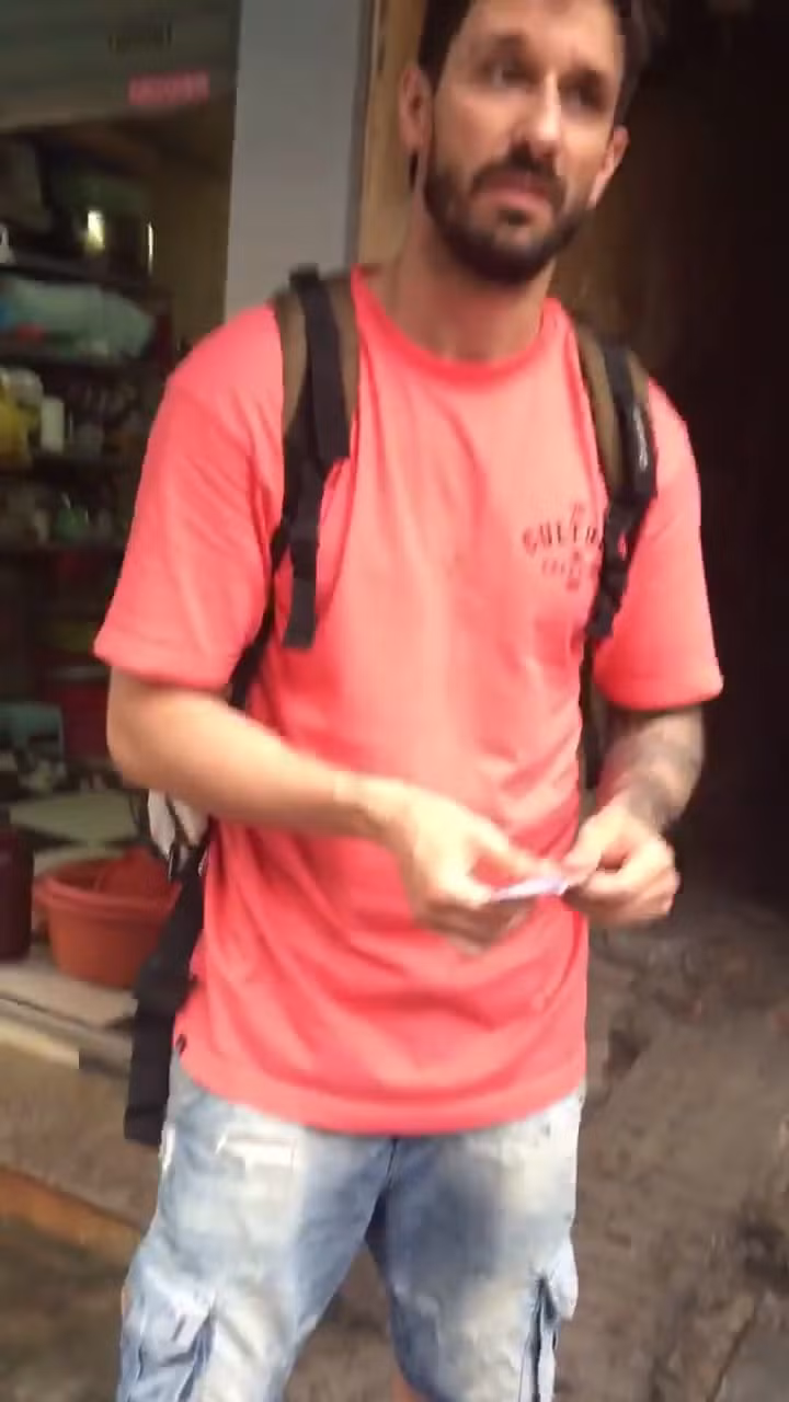 Chiều ngày 17/7 trên mạng xã hội, dân mạng truyền tay nhau đoạn clip và những bức ảnh liên quan đến vụ việc một du khách Tây bị một người lái xích lô Việt "lừa" trả lại tiền thừa bằng tiền âm phủ khiến nhiều người không khỏi bức xúc.