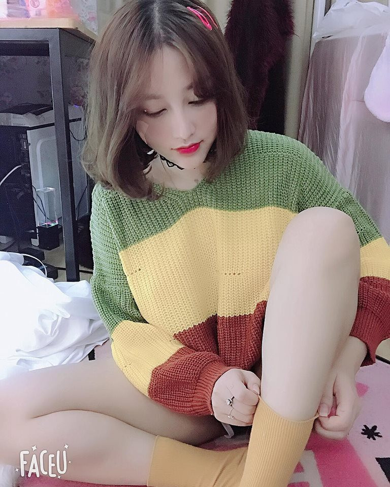 Nhiều người thất vọng vì nữ streamer xinh như mộng mà họ thần tượng cũng đã đụng dao kéo và có mặt mộc kém xinh hơn hẳn khi lên hình