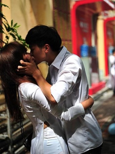 Trước đó không lâu, loạt ảnh chụp học sinh hôn nhau trong ngày bế giảng, chia tay tuổi học trò lan truyền trên mạng cũng gây không ít tranh cãi.