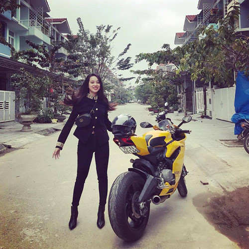 Nguyễn Thị Hoài Thương, sinh năm 1993 tại Huế. Hiện Thương là chủ của shop quần áo thời trang được các bạn trẻ tại Huế yêu thích. Theo những thông tin dân mạng thu thập được, Hoài Thương đam mê moto phân khối lớn, đã từng sở hữu Monster795, Hyperstarda và hiện tại cô gái xứ Huế này đang đi chiếc Ducati Panigale 899 giá rơi khoảng 550 triệu đồng.