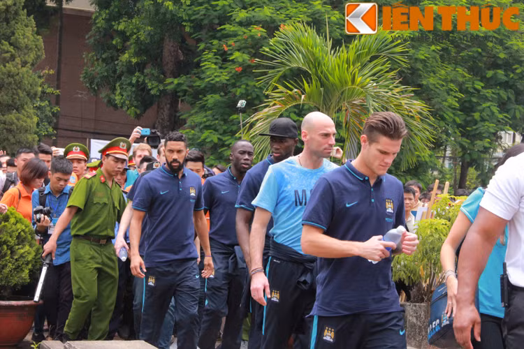 Nhóm cầu thủ Man City được các fan Việt Nam đón chào trong tiếng hò reo vào những tràng pháo tay không ngớt.