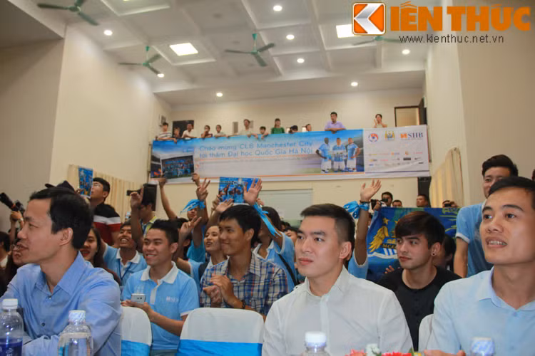 Hội trường của Đại học Quốc gia Hà Nội đã không còn một chỗ trống. Những fan hâm mộ Man City liên tục làm nóng buổi giao lưu bằng những khẩu hiệu của mình.