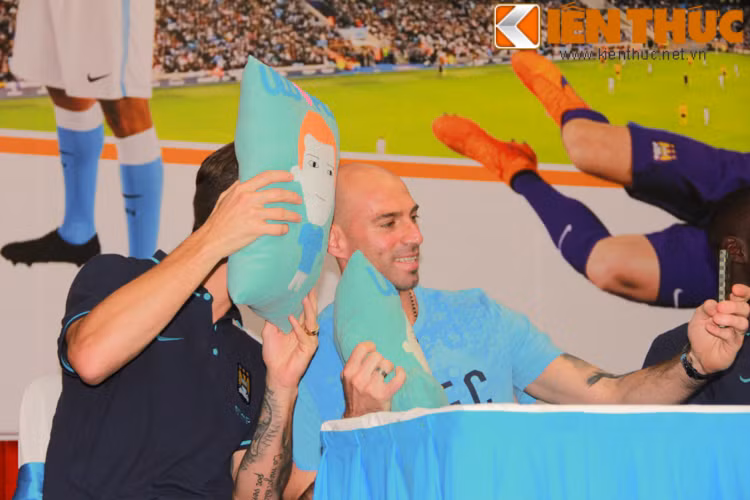 Những món quà mà fan hâm mộ Việt dành tặng nhóm cầu thủ Man City sang Việt Nam, tham dự buổi giao lưu tại ĐHQG Hà Nội đó là những chiếc gối ôm có thêu hình chính họ. thủ môn Caballero thích thú với món quà của fan Việt và anh liên tục tự sướng với món quà đầy ý nghĩa này.