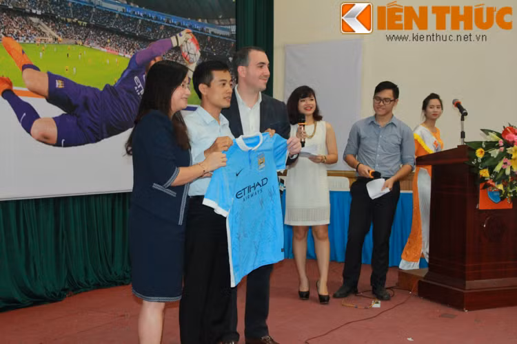 Sau khi các cầu thủ trả lời phỏng vấn, đại diện của CLB Man City đã trao tặng áo đấu của CLB bộ này mùa giải 2015/2016 cho đại diện trường ĐHQG Hà Nội.