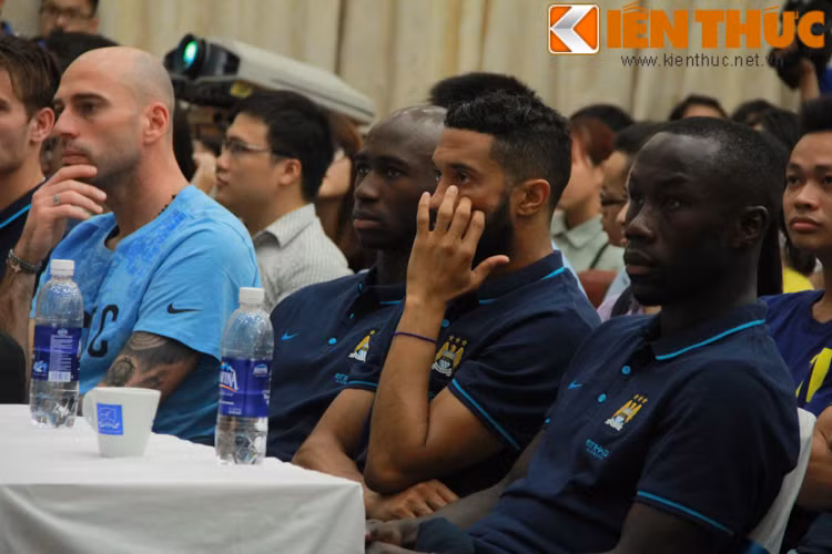 Đúng 11h30, buổi giao lưu giữa các cầu thủ Man City và fan hâm mộ Việt Nam được bắt đầu. Nhiều tiết mục văn nghệ được fan trình diễn trong buổi giao lưu này.