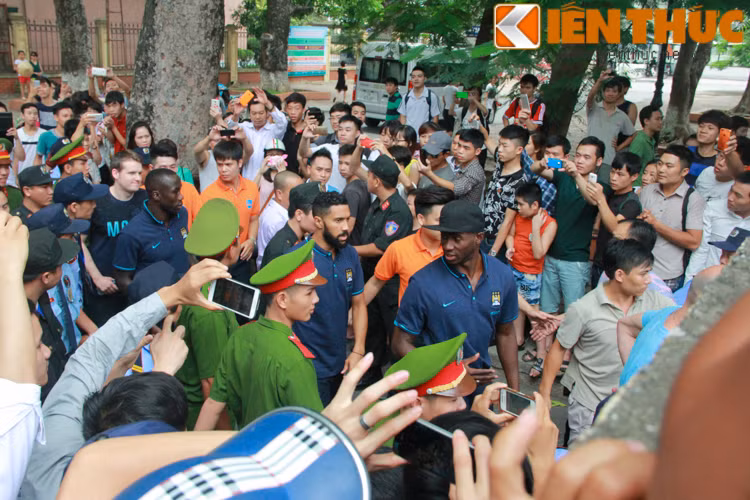 Cau thu Man City tho lo tinh yeu voi Viet Nam