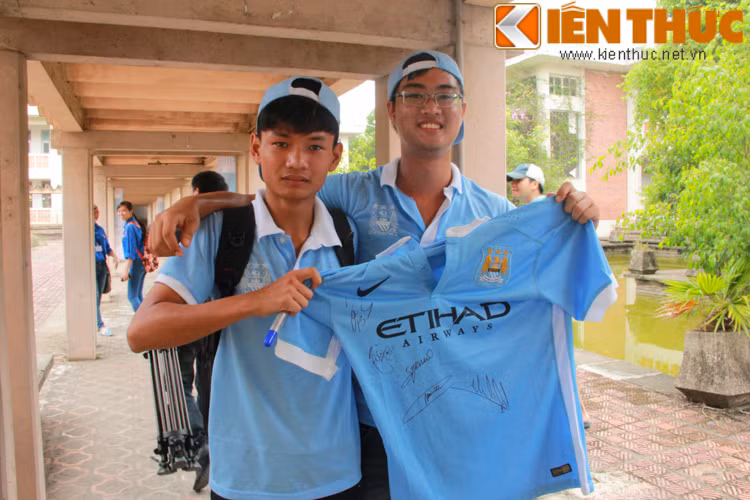 Bạn Từ Bảo Ngọc hiện là sinh viên của trường ĐH Quân Y Hà Nội là người may mắn duy nhất xin được chữ kí lên áo đấu của nhóm cầu thủ tới giao lưu. Chia sẻ về cảm xúc này, Ngọc nói:"Em cảm thấy mình rất may mắn trong ngày hôm nay và hiện tại chân em dường như không đứng nổi vì sung sướng. Em thích Man City đã bốn năm rồi và luôn mơ ước có thể trò chuyện và ngắm nhìn các cầu thủ thần tượng của mình thi đấu và giờ nó đã trở thành hiện thực".
