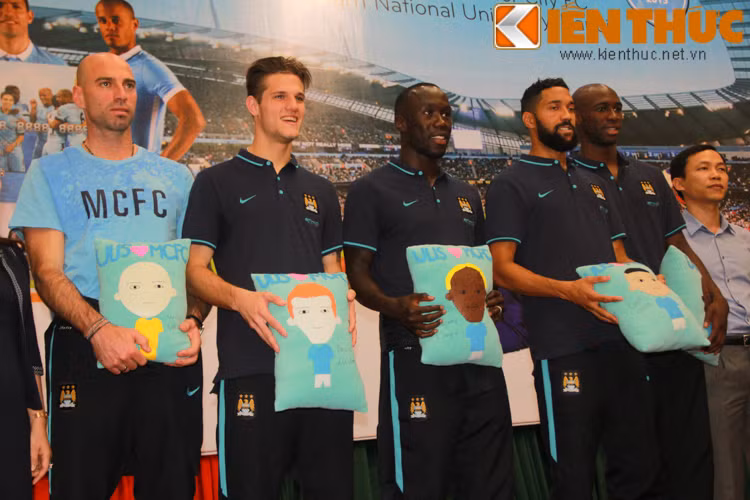 Nhóm cầu thủ Man City rất vui vẻ với những món quà mà fan Việt đã dành cả tấm lòng để tặng cho mình.