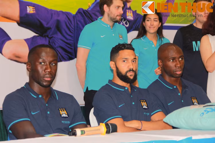 Trước tình cảm của fan hâm mộ Việt Nam, hậu vệ Sagna thay mặt nhóm cầu thủ Man City chia sẻ rằng: "Tôi cảm thấy rất vui mừng và thích thú với sự cuồng nhiệt của CĐV Việt Nam. Đây là lần thứ hai tôi đến Việt Nam và tôi cảm thấy con người nơi đây hết sức thân thiện và gần gũi. Tôi yêu Việt Nam".