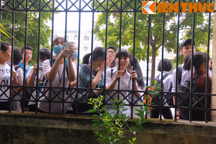 Rất nhiều fan hâm mộ Việt Nam đã phải đứng ngoài song sắt để ngắm nhìn các cầu thủ Man City tiến vào hội trường nơi diễn ra buổi giao lưu.