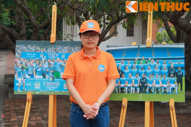 Để chuẩn bị cho buổi giao lưu này, hội fan Man City tại Việt Nam đã chuẩn bị rất kỹ lưỡng, từ băng rôn, khẩu hiệu đến những bức ảnh liên quan đến đội bóng này trên đường dẫn vào hội trường.