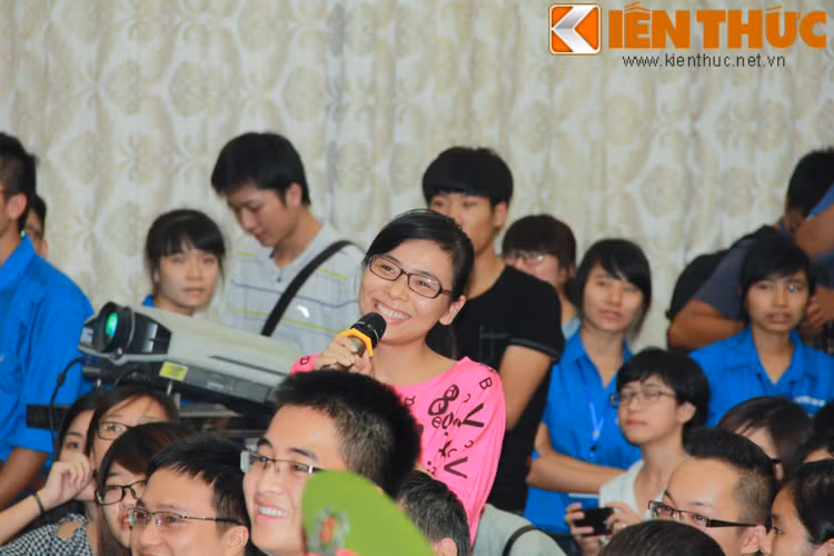 Sau màn giới thiệu và chào hỏi, các fan hâm mộ đã được đặt câu hỏi cho những thần tượng của mình. Người được đặt câu hỏi nhiều nhất đó là hậu vệ Sagna và Clichy. Đây là lần thứ 2 hai cầu thủ này tới Việt Nam.