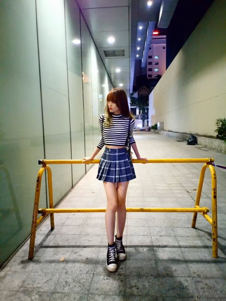 Streamer trở thành nghề hot trong giới trẻ với mức thu nhập hấp dẫn và nhanh nổi tiếng. Cũng từ nghề này không ít gương mặt trai xinh, gái đẹp được nhiều người biết tới. Mới đây nhất có thể kể tới Moè1m77, nữ streamer sở hữu ngoại hình ấn tượng và tài chơi game ổn.