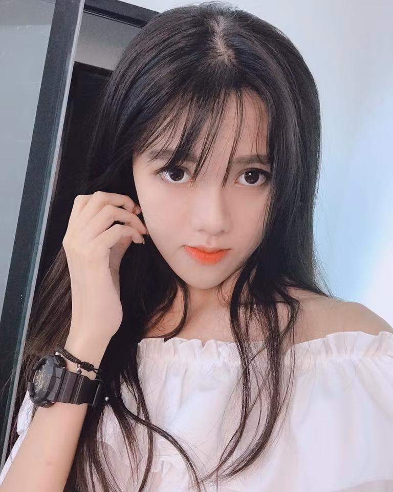 Tuy nhiên, với bản thân nữ streamer, đôi khi cao quá cũng gây ra sự khó chịu, đơn cử như việc khó mua đồ.