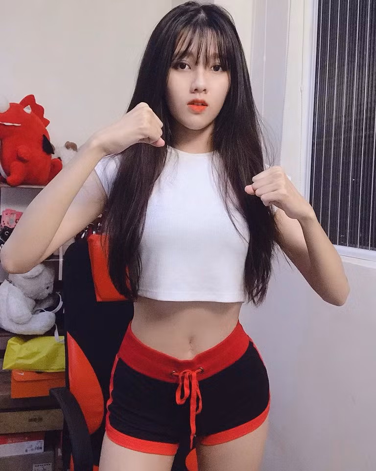 Không chỉ cao, Moè còn thon gọn nên chiều cao cũng vì thế mà trở nên ấn tượng hơn hẳn.