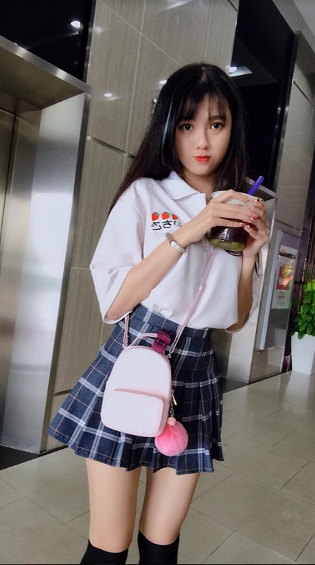 Trên trang cá nhân, Moè1m77 không ngần ngại khoe đôi chân dài thẳng tắp. Cô bạn nhận nhiều lời khen từ fan cũng như bạn bè vì chiều cao ấn tượng.