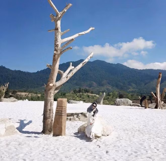 Khu du lịch sinh thái M'Đrăk, thuộc huyện xa nhất của tỉnh Đắk Lắk. Tại đây, du khách sẽ được hòa mình vào không khí mát mẻ giữa đại ngàn Tây Nguyên, khám phá những di sản văn hóa và đặc sản núi rừng.