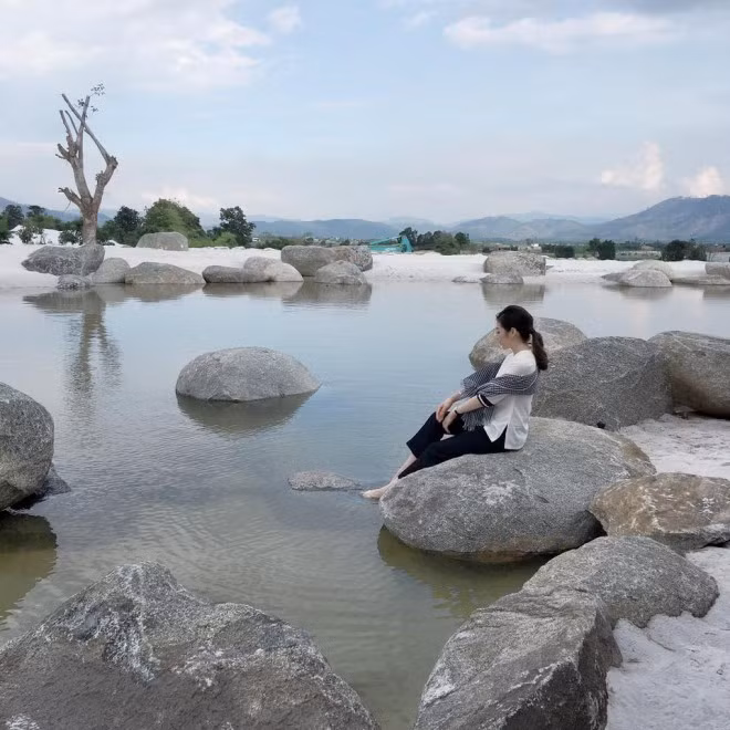 Với bãi cát trắng và những tảng đá chồng lên nhau, nơi đây được mọi người ví như một Dubai thu nhỏ tại Việt Nam. Bởi giữa núi rừng Tây Nguyên, bất chợt một vùng đất trải dài những bãi cát trắng tinh, xa xa là đồi núi trập trùng, hồ nước xanh trong.