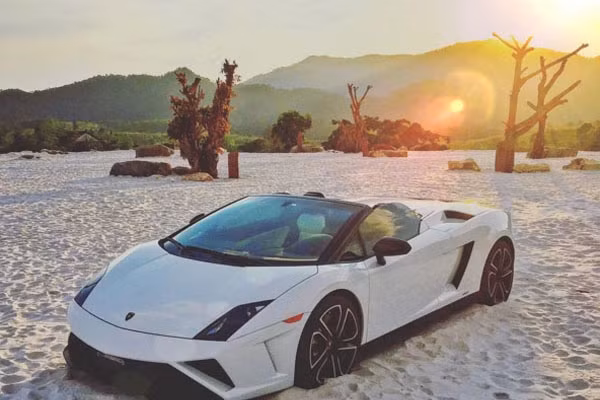 Giữa rừng núi bạt ngàn, bất ngờ có bãi cát trắng tinh khôi và sẵn siêu xe để chụp ảnh.