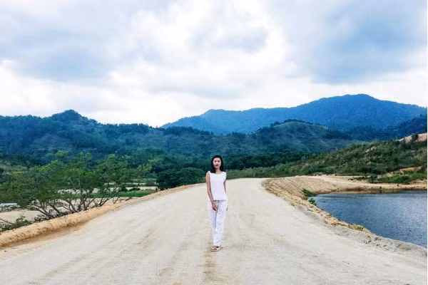 Với sự hài hòa giữa đại ngàn núi rừng Tây Nguyên và mặt nước nên thơ, khu du lịch sinh thái M'Đrắk được chính những người đẹp Việt nói trên gọi bằng cái tên ưu ái " Dubai Việt Nam".