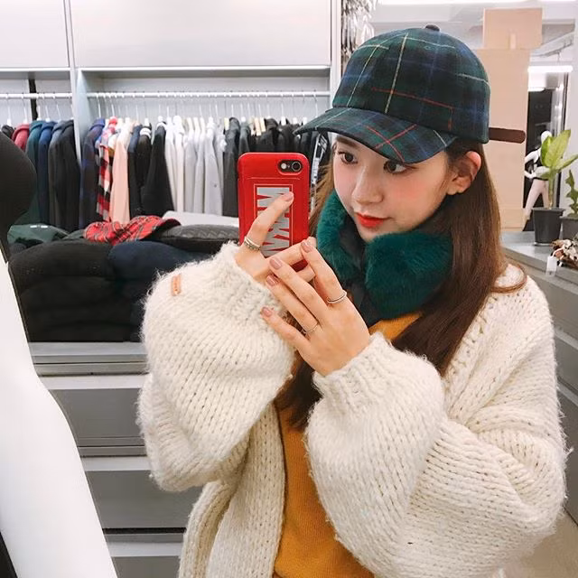 Do tính chất đặc trưng của công việc nên mái tóc của Myo thường xuyên được thay đổi, từ dài bồng bềnh cho tới ngắn cá tính.