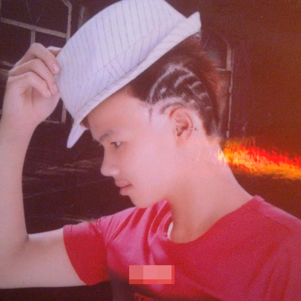 Mới đây, những bức ảnh từ thời còn là mới nghỉ học của hiện tượng mạng Khá Bảnh đã được dân mạng đăng tải. Có thể thấy, ngay từ nhỏ nhân vật này đã tỏ ra ngông cuồng qua các kiểu tóc chơi trội của mình.