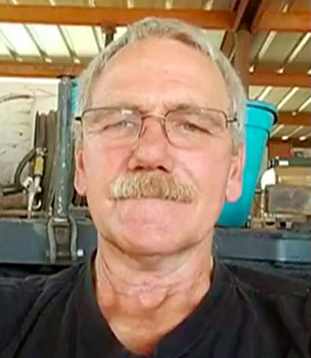 Nguoi dan ong song giua bay ran trong 2 ngay mac ket duoi long dat