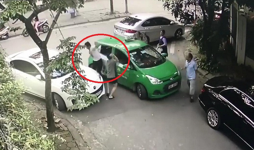 Do không thể di chuyển, tài xế taxi đã tiến lên nhắc nhở người thanh niên này điều khiển ô tô đỗ gọn vào để lấy lối đi thì xảy ra tranh cãi, xích mích giữa hai bên. Bất ngờ, người thanh niên nhặt hòn gạch ở bên vệ đường tiến lên đập liên tiếp vào vùng đầu, mặt và vai tài xế taxi khiến người này bị chảy máu đầu phải bỏ chạy.