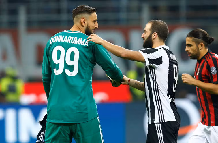 Theo đài Radio Kiss Kiss, Chelsea đang hướng đến sang Italia để "đi chợ" và hai cái tên được chọn đó là Higuain và Donnarumma.