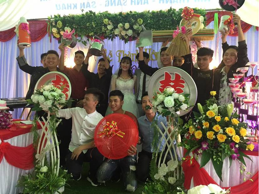 Chứng kiến những đám cưới có quà mừng độc đáo, nhiều người bình luận rằng: "Các bạn trẻ làm tôi nhớ lại ngày xưa, của 1 thuở khó khi đi đám cưới mừng đồ đạc thay vì tiền".