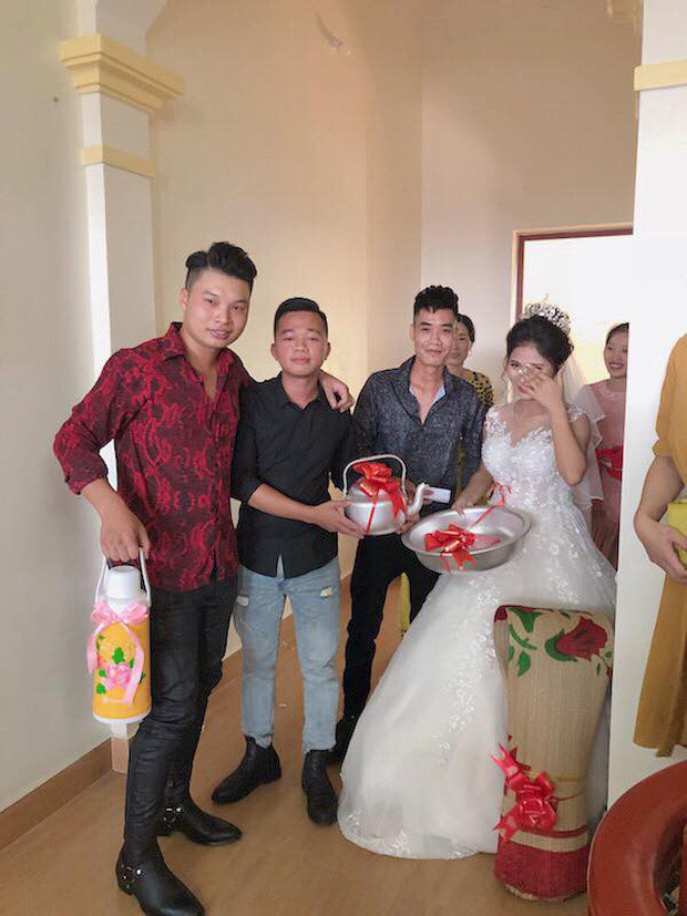 Nickname P.H.T bình luận: "Mình thấy mừng cưới kiểu hiện vật này hay mà. Nếu những thứ đồ đắt, giá trị như tủ lạnh, tivi thì nhóm bạn chơi thân với nhau gộp vào mừng cô dâu, chú rể. Đằng nào mà về nhà mới thì vợ chồng mới cưới chẳng phải dùng".