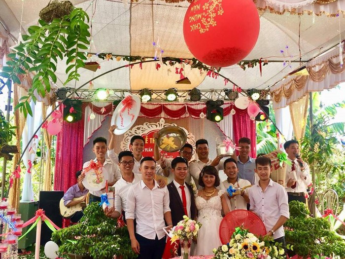 Thông thường, đi mừng đám cưới người ta sẽ chọn đưa tiền nhưng với nhiều nhóm bạn thân, họ lại nghĩ sâu xa hơn và mang đến mừng đôi tân nương, tân lang những vật dụng hết sức thiết yếu.