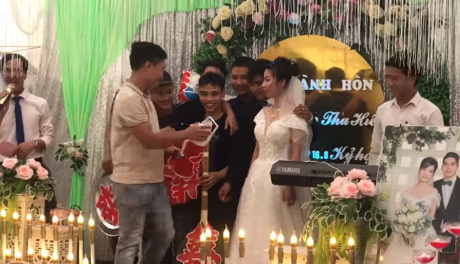Cũng từ việc mất thời gian nghĩ việc quà mừng cưới ra sao, nhiều nhóm bạn đã khiến cô dâu, chú rể rơi vào tình cảnh dở khóc, dở cười.