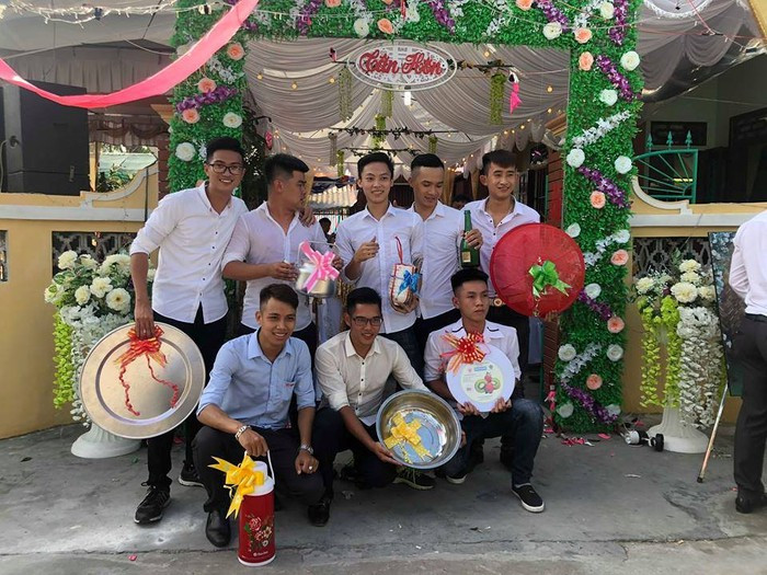 Với nhiều nhóm bạn suy nghĩ sâu xa, họ đến mừng cô dâu, chú rể những món quà hết sức thiết thực như mâm, phích, chậu, lồng bàn.