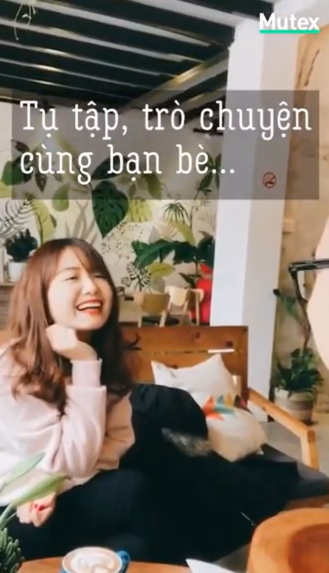 Có một thứ hạnh phúc vào mùa đông mà ai cũng muốn nhận được đó chính là tin nhắn: "Sáng nay nghỉ học/nghỉ làm nhé!". Chỉ cần như thế thôi bạn đã cảm thấy như mình được nhận món quà to bự hoặc sẽ là cơ hội để bạn gọi ý ới nhóm "tiểu quỷ" chơi thân tụ tập đột xuất.