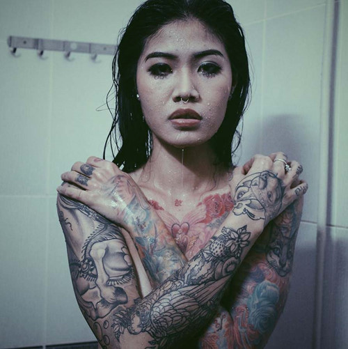 Câu chuyện về cô gái thích xăm hình xuất hiện trên fanpage kín trên mạng xã hội và nhanh chóng thu hút nhiều bình luận của dân mạng. Không khó để nhận ra hai luồng ý kiến khác nhau về câu chuyện của cô.