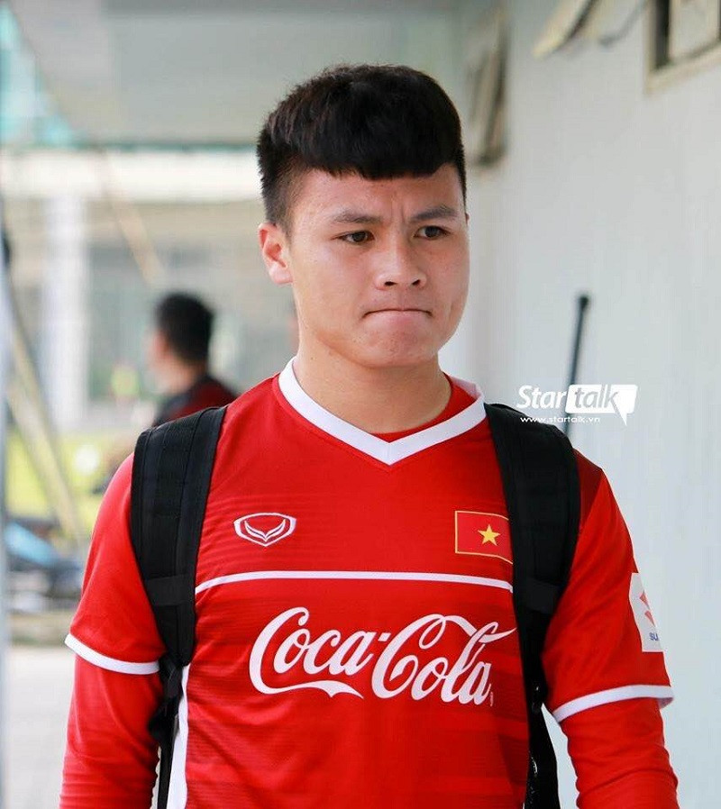 Trên sân tập, cầu thủ sinh năm 1997 này vẫn mặc chiếc áo dài tay để ra sân tập.