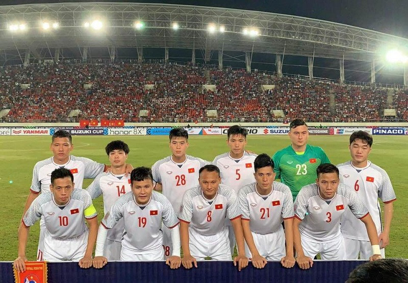 Những hình ảnh của Quang Hải trong các trận đấu cũng được "đào" lại để kiểm chứng liệu có phải anh chàng này "nghiện" áo dài tay hay còn nguyên nhân nào khác.