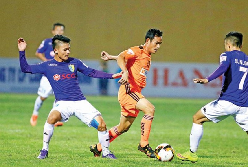 Bằng chứng là trận bán kết lượt về trên sân Mỹ Đình với đội tuyển Philippines đã chứng kiến rất nhiều phen Quang Hải bị đối thủ áp sát, chơi xấu hay theo kèm, đẩy ngã.