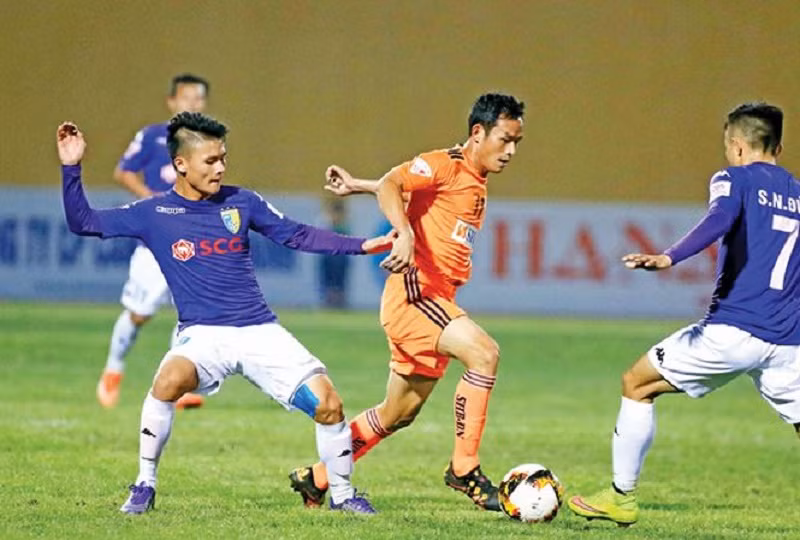 Bằng chứng là trận bán kết lượt về trên sân Mỹ Đình với đội tuyển Philippines đã chứng kiến rất nhiều phen Quang Hải bị đối thủ áp sát, chơi xấu hay theo kèm, đẩy ngã.