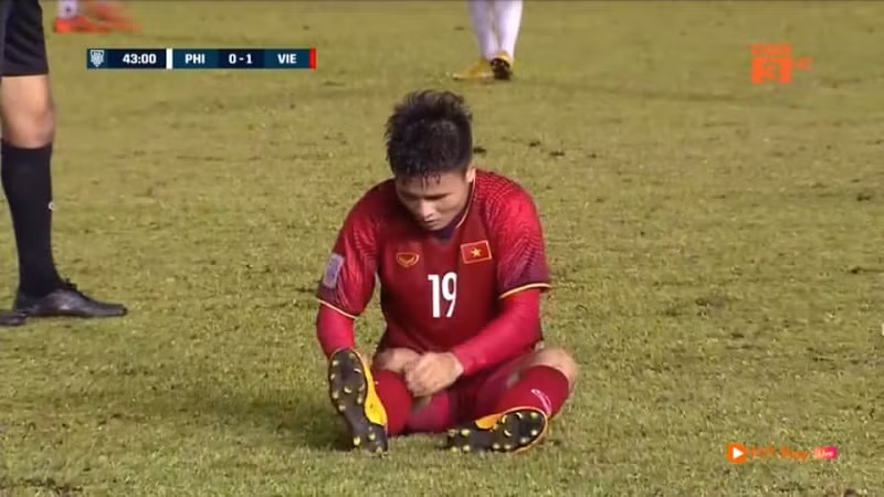 Quang Hai va cau chuyen ve chiec ao dai tay cua doi tuyen Viet Nam