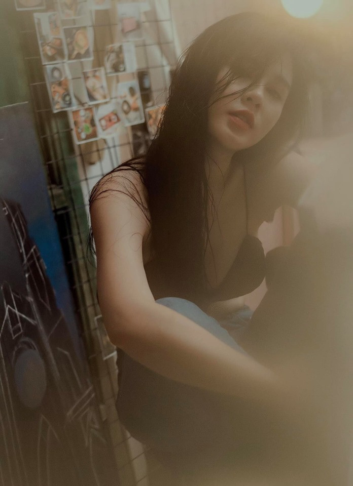 Một số khác cho rằng Thu Hoài và cầu thủ sinh năm 1995 hợp tác ghi hình một gameshow hay TVC nào đó cho nhãn hàng về thời trang vest nam.