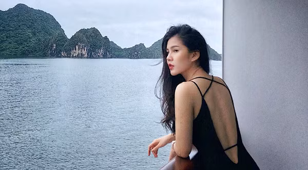 Thu Hoài được nhiều fan bóng đá hâm mộ bởi vẻ ngoài xinh đẹp và sự duyên dáng khi dẫn chương trình.